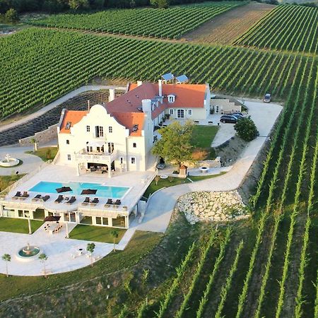 Liszkay Borkuria Hotel Monoszlo ภายนอก รูปภาพ