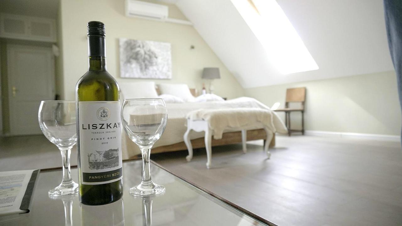 Liszkay Borkuria Hotel Monoszlo ภายนอก รูปภาพ