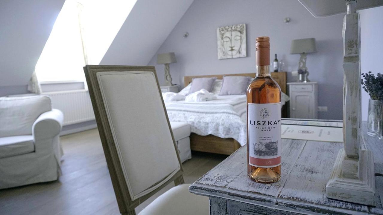 Liszkay Borkuria Hotel Monoszlo ภายนอก รูปภาพ
