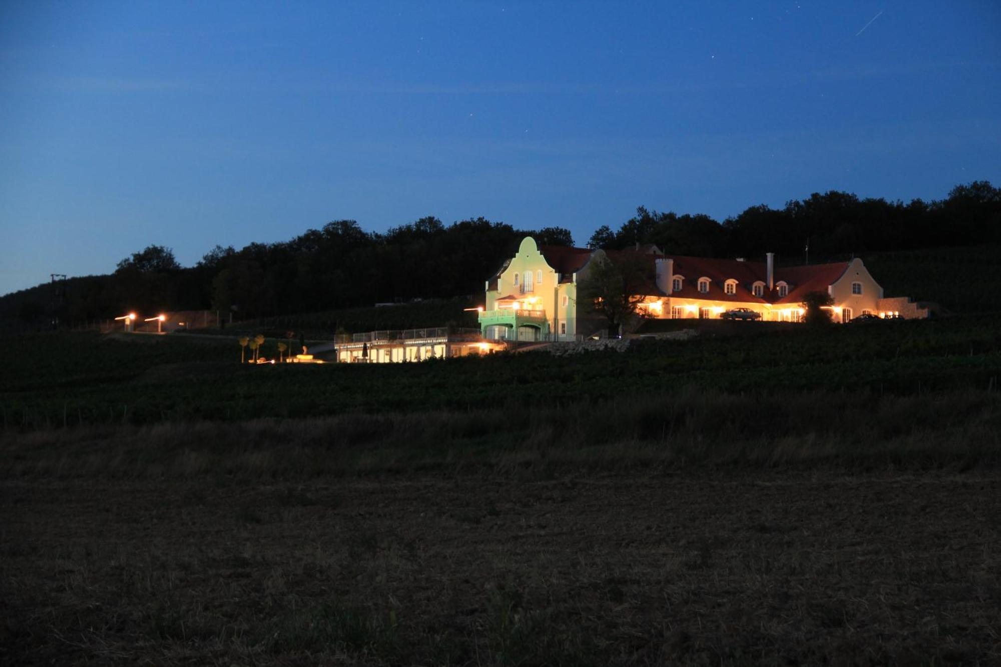 Liszkay Borkuria Hotel Monoszlo ภายนอก รูปภาพ