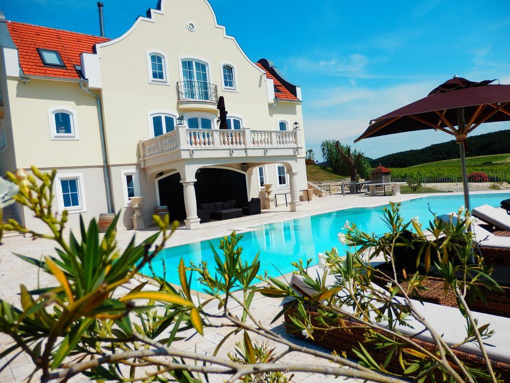 Liszkay Borkuria Hotel Monoszlo ภายนอก รูปภาพ