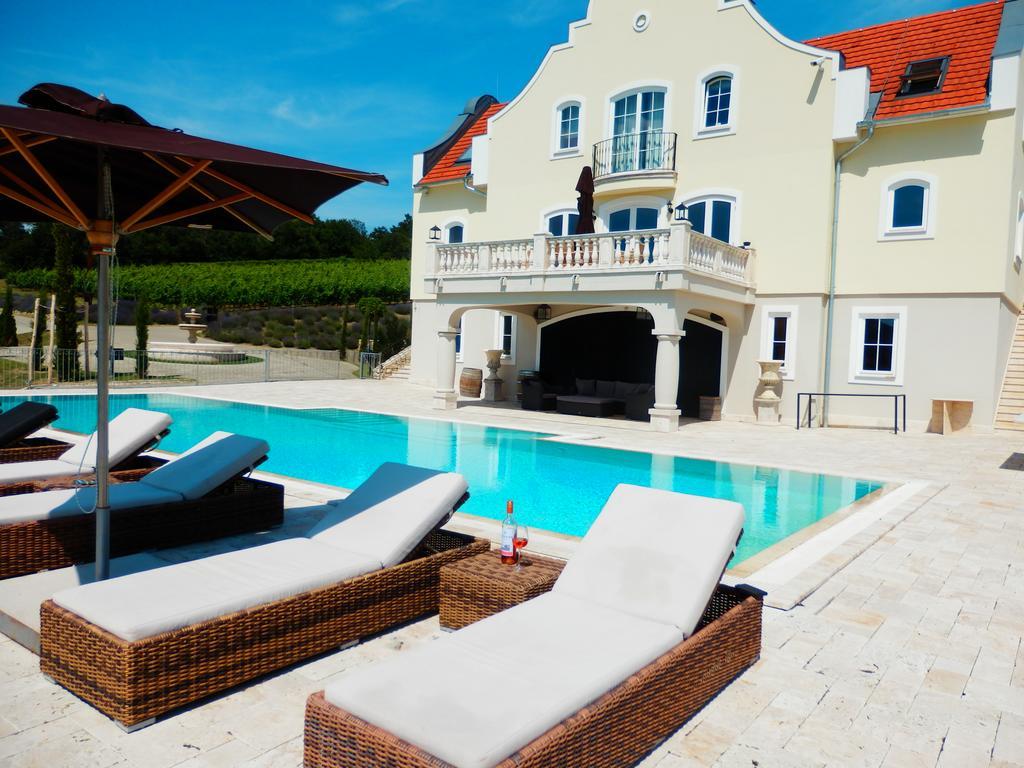 Liszkay Borkuria Hotel Monoszlo ภายนอก รูปภาพ