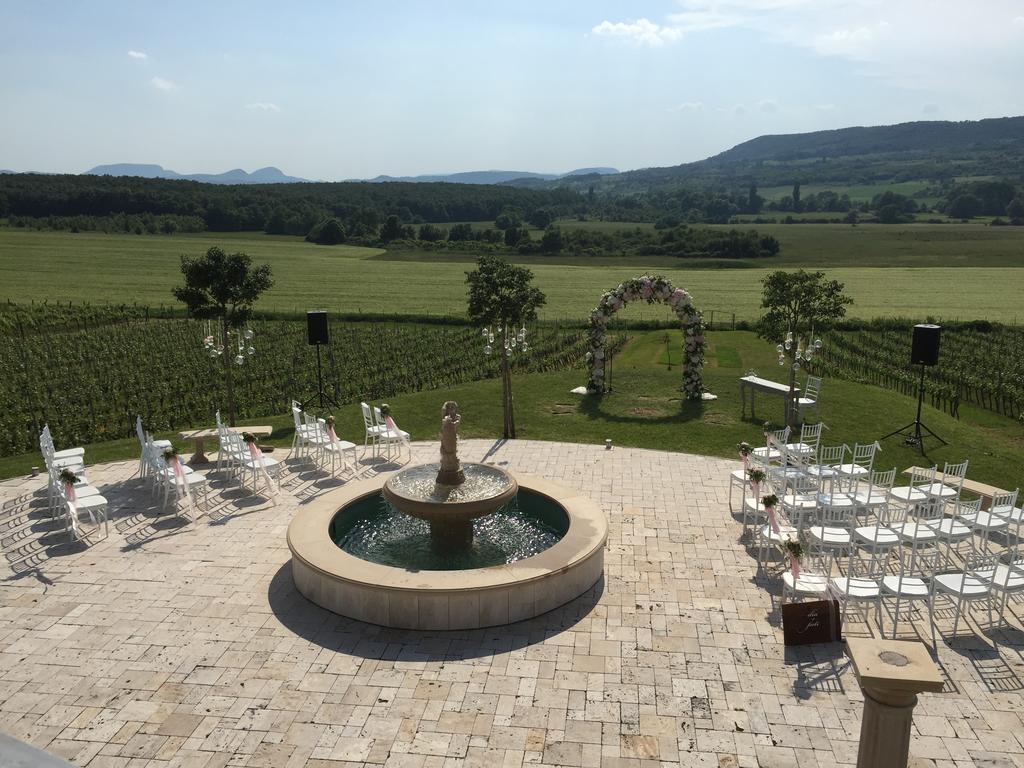 Liszkay Borkuria Hotel Monoszlo ภายนอก รูปภาพ