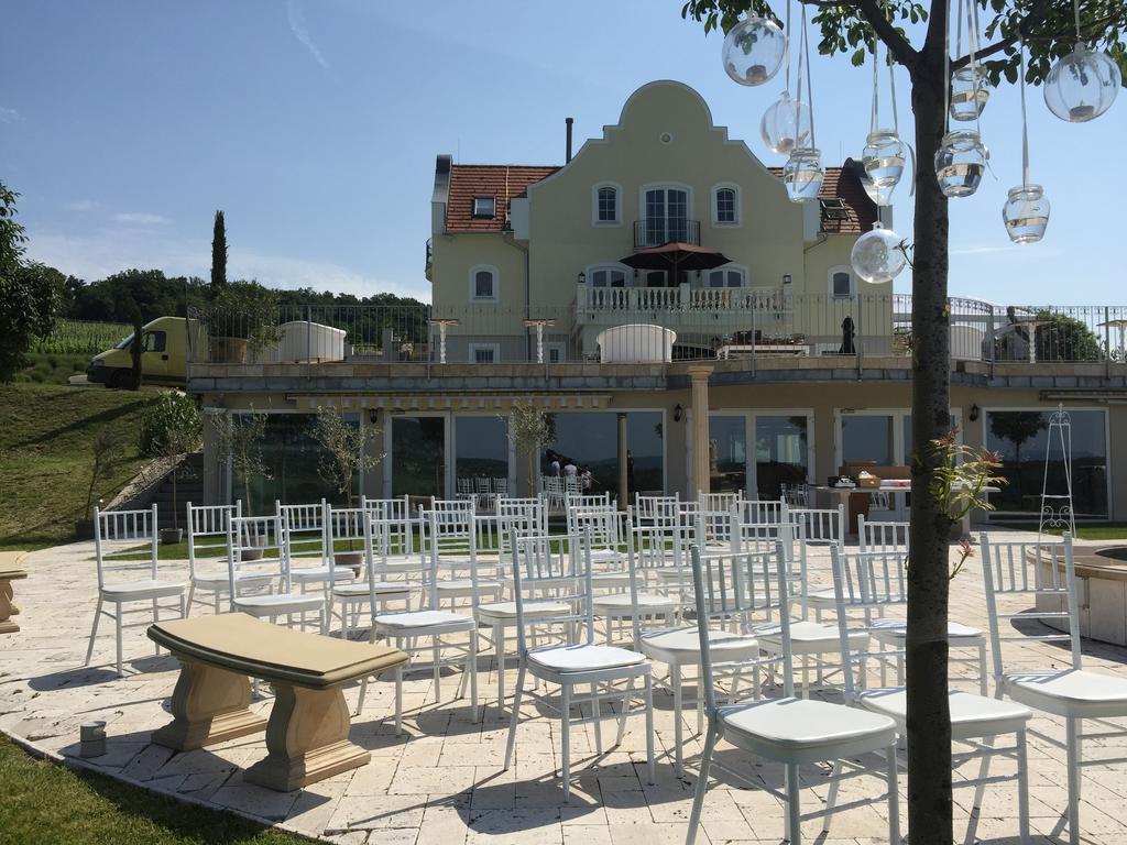 Liszkay Borkuria Hotel Monoszlo ภายนอก รูปภาพ