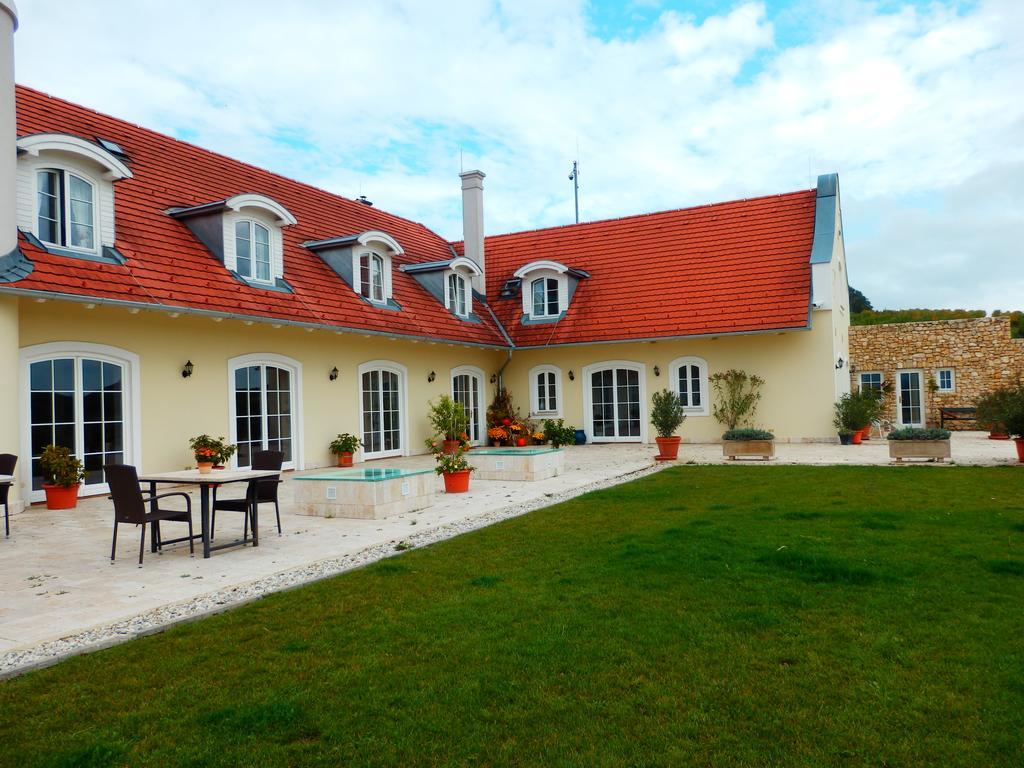 Liszkay Borkuria Hotel Monoszlo ภายนอก รูปภาพ