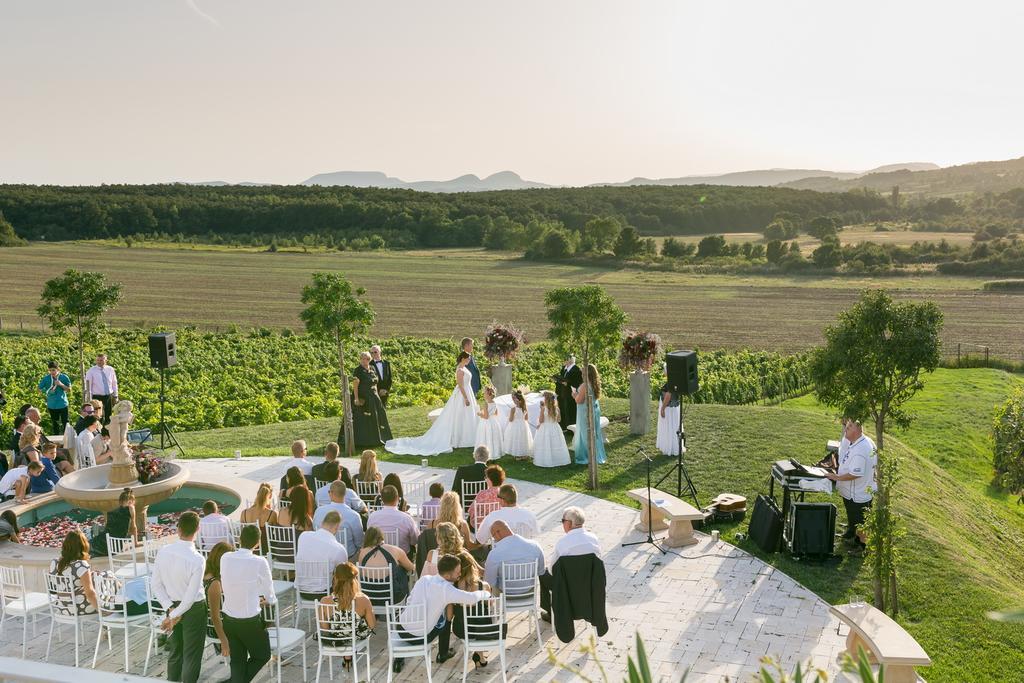Liszkay Borkuria Hotel Monoszlo ภายนอก รูปภาพ