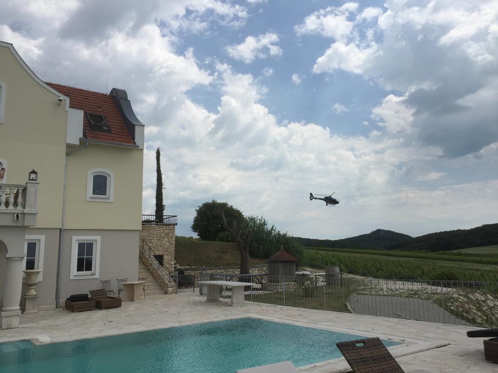 Liszkay Borkuria Hotel Monoszlo ภายนอก รูปภาพ