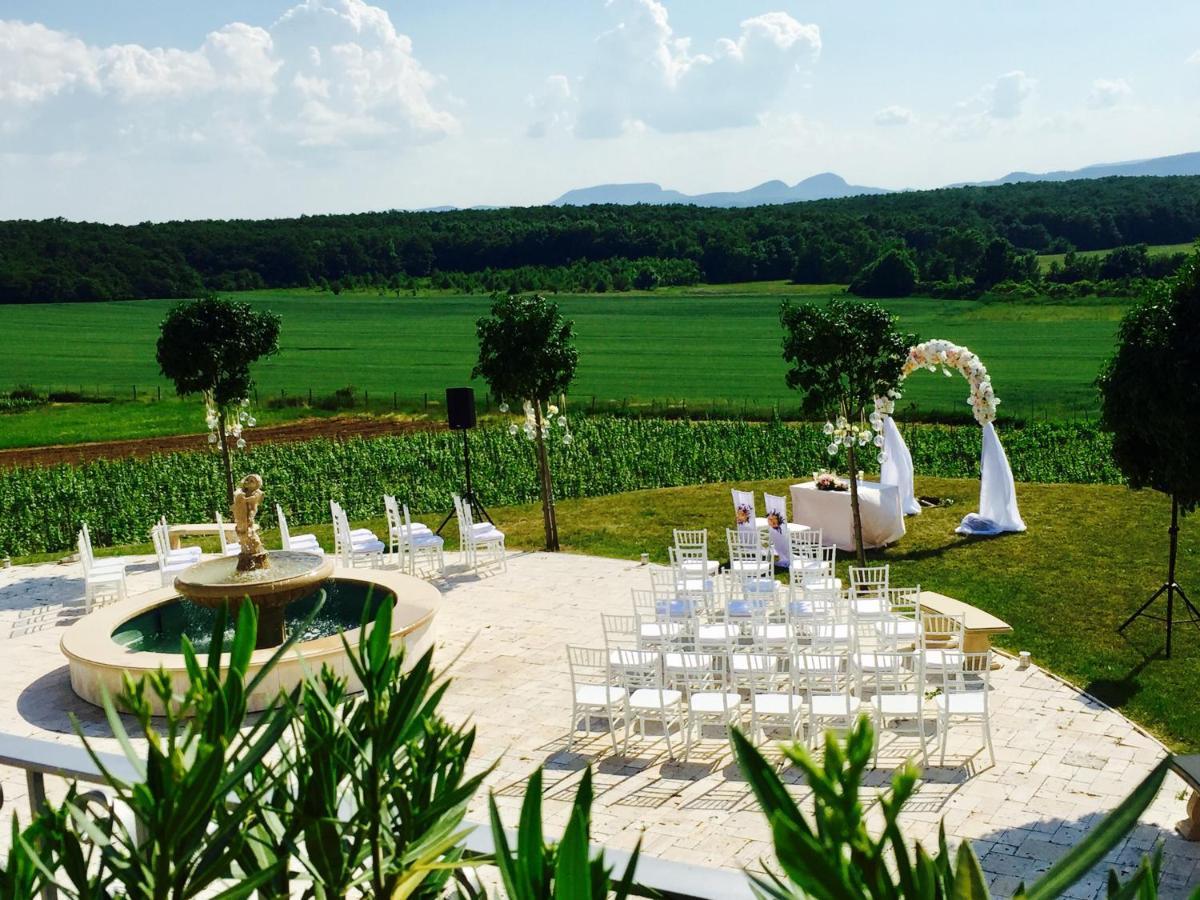 Liszkay Borkuria Hotel Monoszlo ภายนอก รูปภาพ