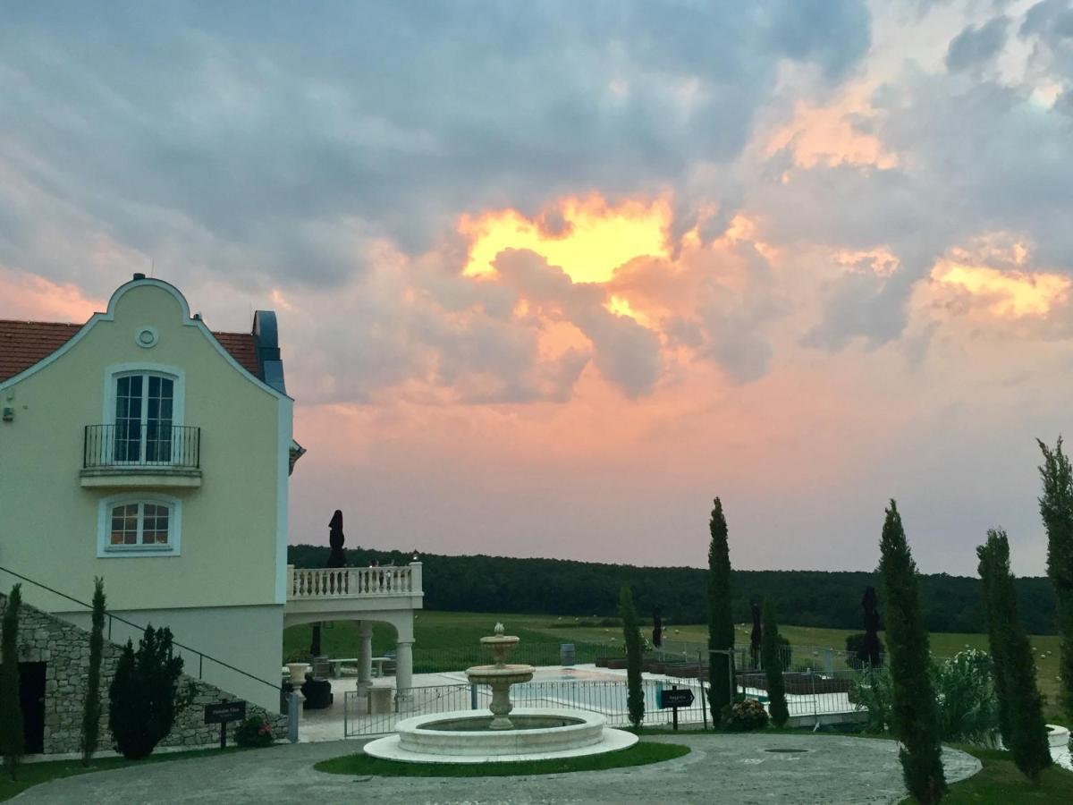 Liszkay Borkuria Hotel Monoszlo ภายนอก รูปภาพ