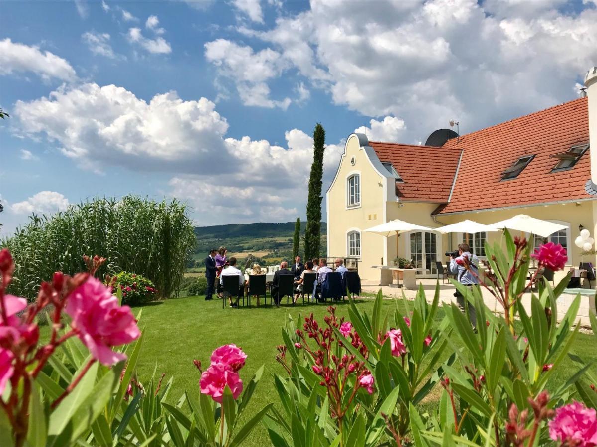 Liszkay Borkuria Hotel Monoszlo ภายนอก รูปภาพ