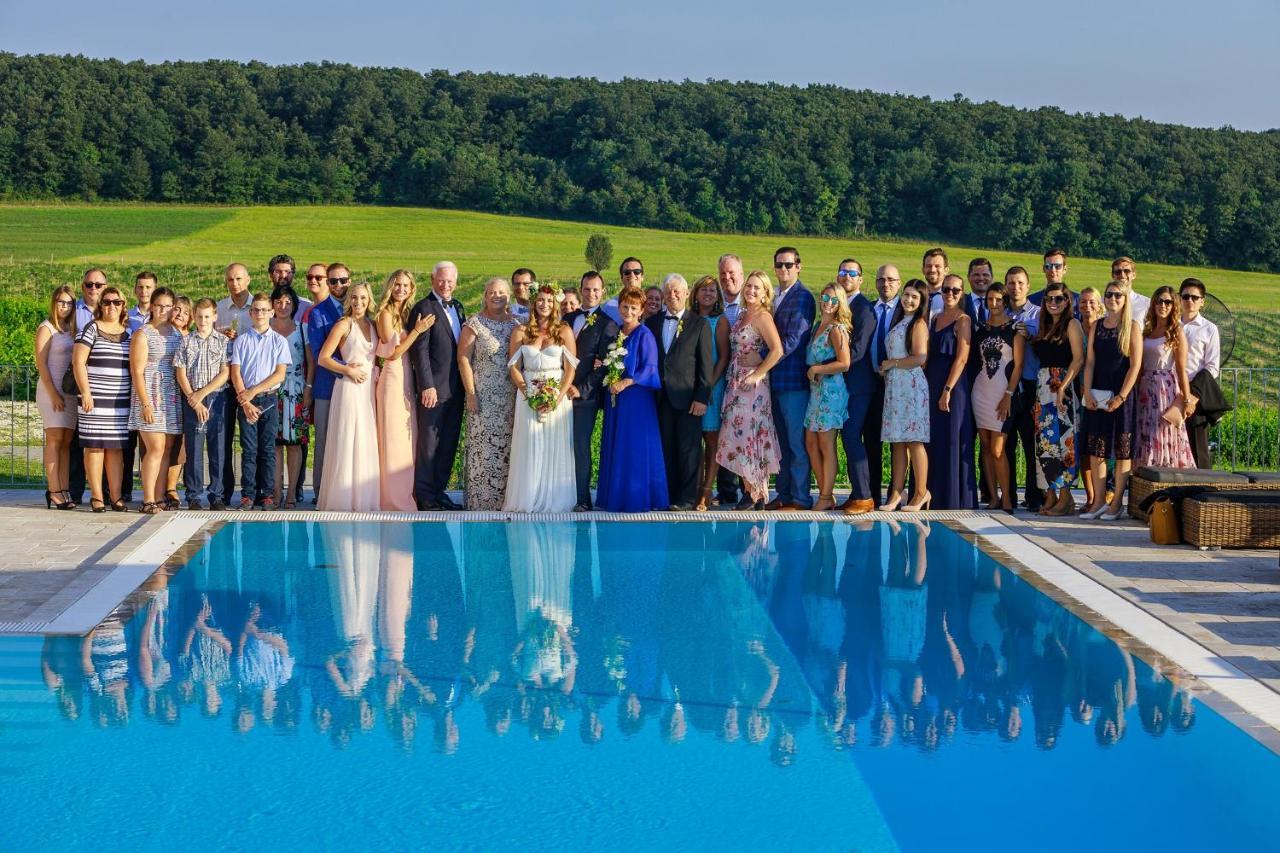 Liszkay Borkuria Hotel Monoszlo ภายนอก รูปภาพ