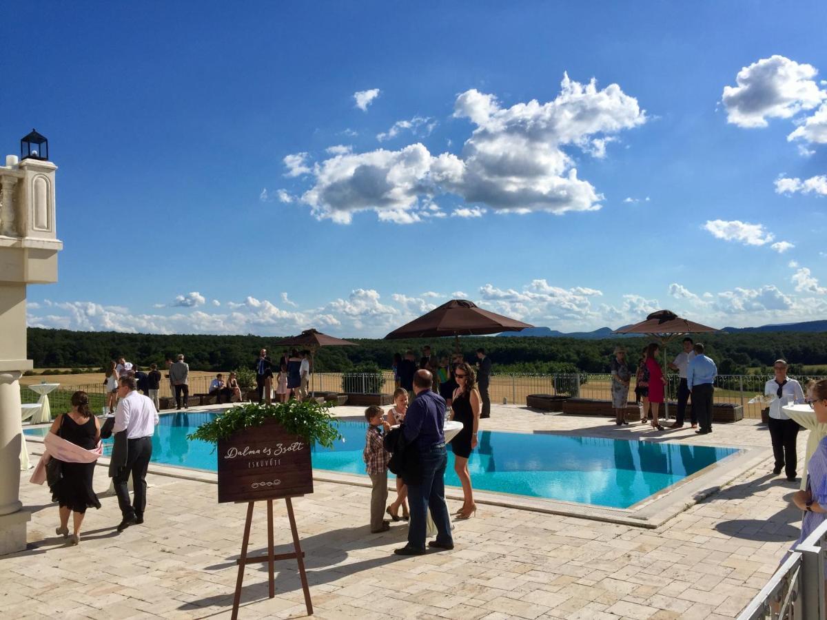 Liszkay Borkuria Hotel Monoszlo ภายนอก รูปภาพ